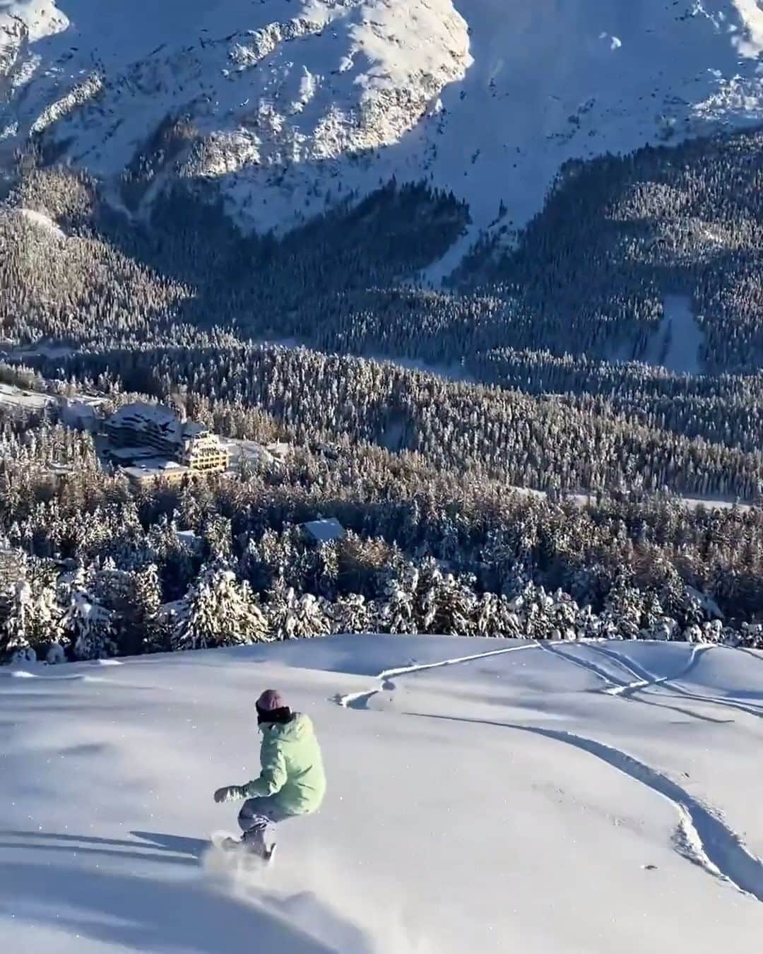 レッドブルのインスタグラム：「ok all we're gonna say is... POW 😍  🏂 : @qcastellet  #redbull #givesyouwiiings #winter #snow #snowboarding #powder #pow」