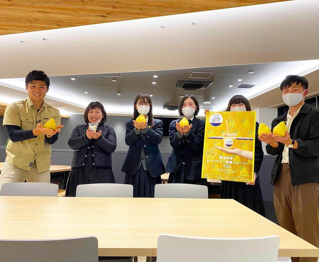 大角怜司のインスタグラム：「. 12月の探県は新潟市「南区」🍐 今が旬のあま〜い「ル・レクチェ」をご紹介しました！！  県外での知名度を上げるため、オンラインツアーや、地元の高校生とコラボしてスムージーを作るなど、新たな戦略で県外にもアピールしています！！  カットして食べるのはもちろん、皮付きのままかぶりついて良し！スムージーで飲んで良し！とルレクチェのあまりの美味しさに感動しました😋  皆さんも、美味しいルレクチェとスムージーを是非ご堪能ください！！！  南区の皆さん、ありがとうございました！！！  #ルレクチェ #スムージー #高級西洋梨 #探県thursday #新潟市#南区 #ux#新潟 #新潟テレビ21 #アナウンサー」