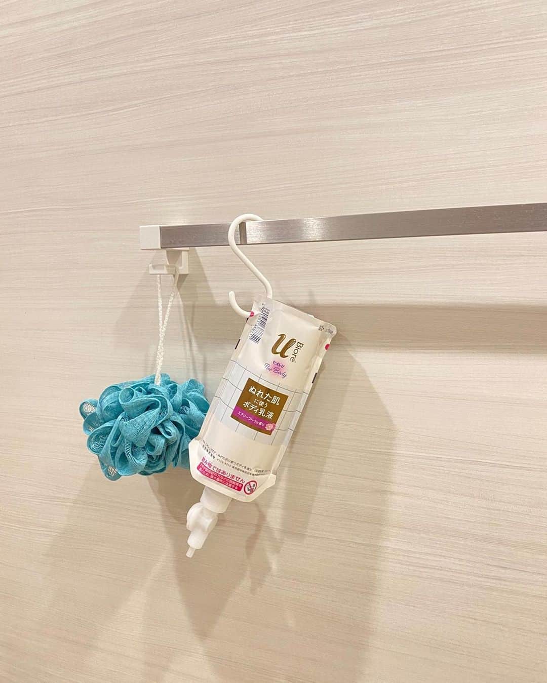 前田希美（まえのん）さんのインスタグラム写真 - (前田希美（まえのん）Instagram)「花王さんからプレゼントして頂いた 「ビオレu ザ ボディ」はお風呂場で使えるボディ乳液。  タオル掛けにつりさげて使えるタイプで S字フックもセットでついてて便利☺︎  サラサラなのに保湿力があって お風呂場で塗れるので、時短になります。  #ビオレ #ビオレuザボディぬれた肌に使うボディ乳液 #つりさげボディ乳液 #PR」12月18日 18時09分 - maeda_nozomi