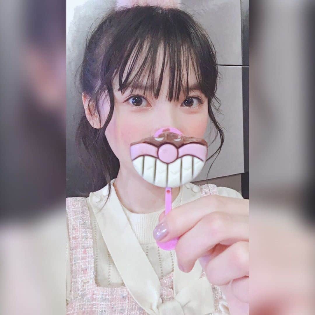 のインスタグラム：「結構前の写真だけど( ˊᵕˋ ;) みんな大好きアンパンマンチョコ💕 ありすはバイキンマンが好き♡  そして皆さん1週間お疲れ様です✨  💌ありすのところでも今週はたくさん雪が降ったよ☃️ 一気にたくさん降って結構大変だった💦 みんなは大丈夫だった？  お庭のオリーブは大変なことになってる…😨  #ニコプチ #プチモ #桧山ありす #アンパンマンチョコ」