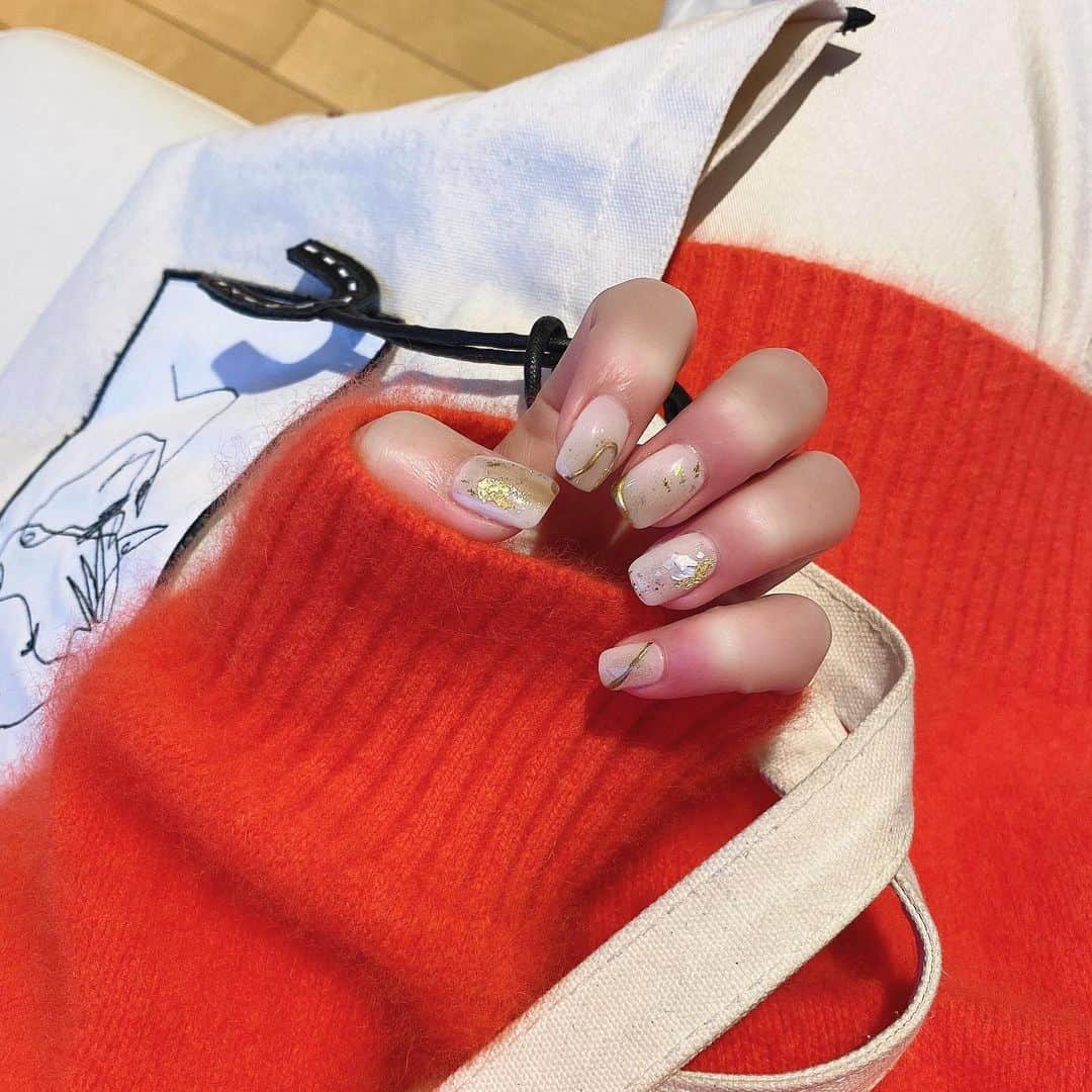 akiii031のインスタグラム：「ニット×ニュアンスネイル🍊🤍  今日はじめてUber eatsしましたw✌️  #nail」