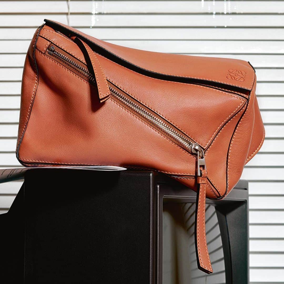 のインスタグラム：「Small Puzzle Bumbag in smooth leather captured by Fantastic Man  #LOEWE #LOEWEpuzzle」