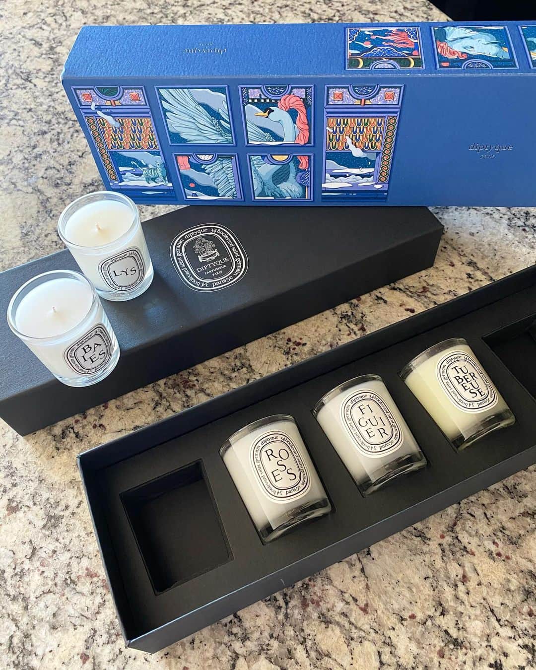 冨張愛さんのインスタグラム写真 - (冨張愛Instagram)「素敵なgift🕯 diptyqueのキャンドル 本当に良い香り...。 お祝いにと🎁頂きました。ありがとうございます☺️ 出会って10年程経ちますが 昔から本当に綺麗で 心優しくて 面白くて 大好きです。 @ayumi_yasuoka ❤️ * #diptyque #diptyquecandle #gift #christmas #ディプティック #ディプティックキャンドル」12月18日 18時12分 - megumitomihari