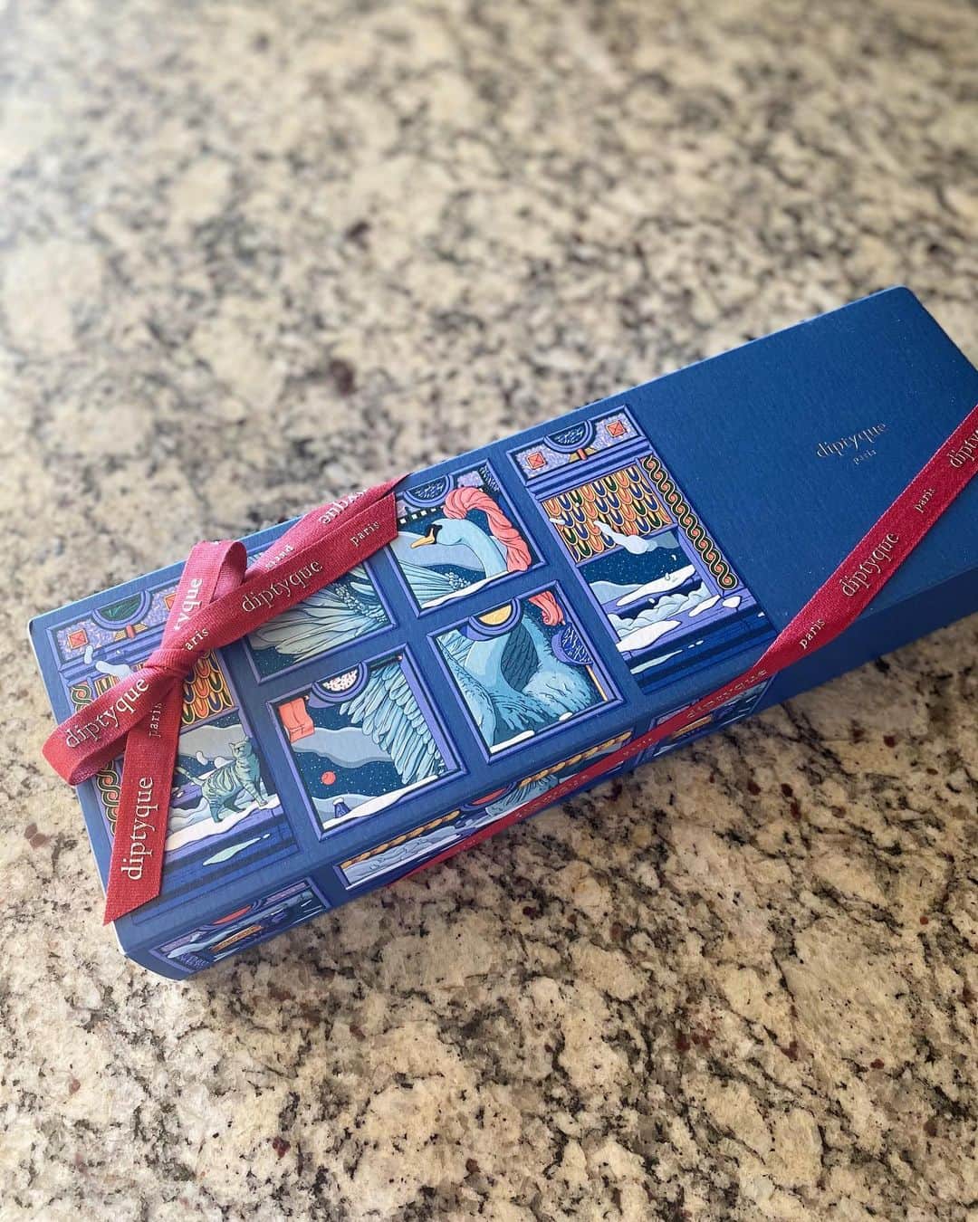 冨張愛さんのインスタグラム写真 - (冨張愛Instagram)「素敵なgift🕯 diptyqueのキャンドル 本当に良い香り...。 お祝いにと🎁頂きました。ありがとうございます☺️ 出会って10年程経ちますが 昔から本当に綺麗で 心優しくて 面白くて 大好きです。 @ayumi_yasuoka ❤️ * #diptyque #diptyquecandle #gift #christmas #ディプティック #ディプティックキャンドル」12月18日 18時12分 - megumitomihari