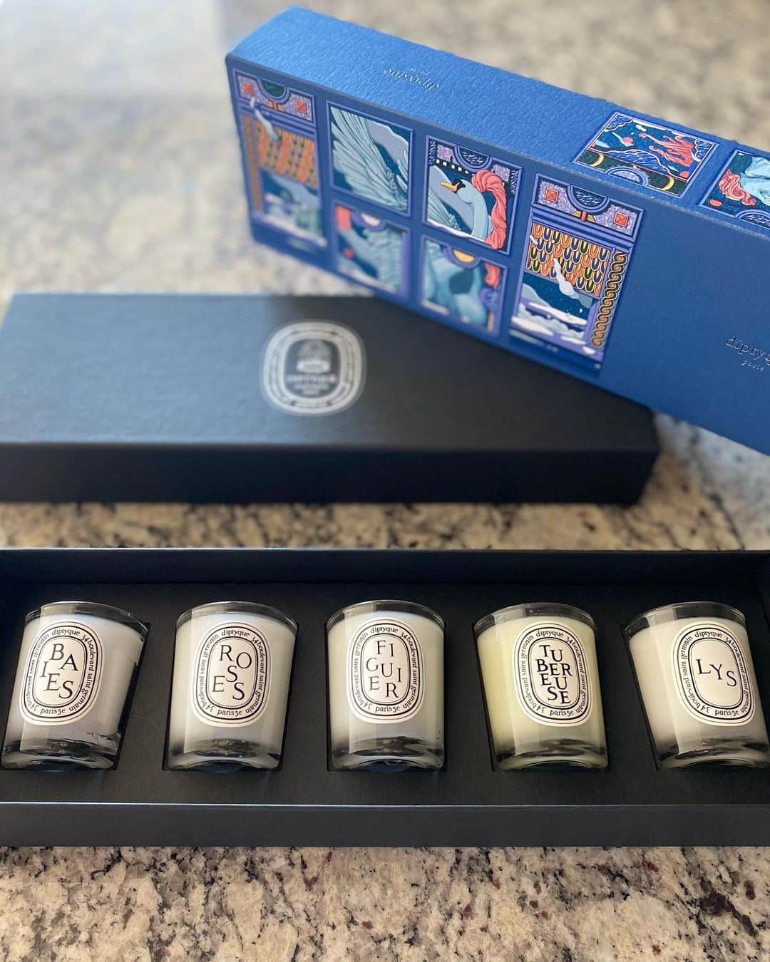 冨張愛さんのインスタグラム写真 - (冨張愛Instagram)「素敵なgift🕯 diptyqueのキャンドル 本当に良い香り...。 お祝いにと🎁頂きました。ありがとうございます☺️ 出会って10年程経ちますが 昔から本当に綺麗で 心優しくて 面白くて 大好きです。 @ayumi_yasuoka ❤️ * #diptyque #diptyquecandle #gift #christmas #ディプティック #ディプティックキャンドル」12月18日 18時12分 - megumitomihari