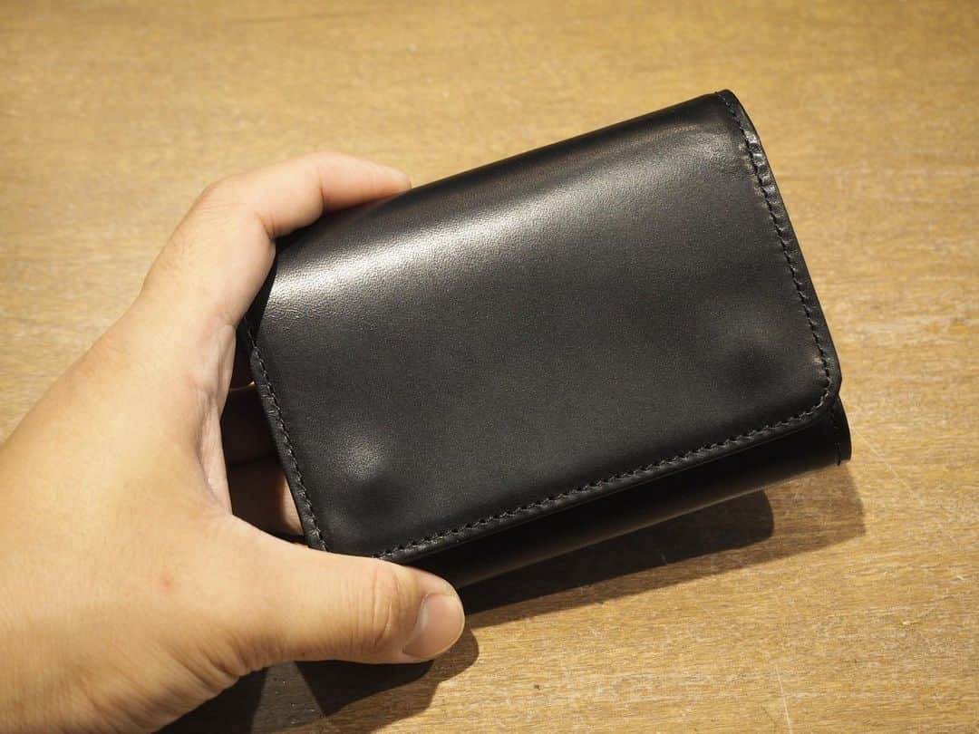 B JIRUSHI YOSHIDAのインスタグラム：「【REARRIVAL】 〈WACKO MARIA×PORTER〉 "LETHER WALLET TYPE-2,3" ・ WACKO MARIA×PORTERより、長年に渡り不動の人気を誇るレザーウォレットが再入荷しました。 ・ メイン素材には、使い込むほどに味が出る肉厚なブラックのオイルドステアレザーを使用。男心をくすぐる無骨な仕上がり。 ・ 一般的なロングウォレットよりもコンパクトなサイズ感のTYPE-2、パンツポケットにもすっぽりと収まる三つ折りウォレットのTYPE-3。 ギフトアイテムとしてもオススメです。 ・ COLOR:BLACK TYPE-2 ¥26,000+TAX TYPE-3 ¥28,000+TAX  #bjirushiyoshida #B印YOSHIDA #代官山 #daikanyama #TOKYO #BEAMS #ビームス #yoshidakaban #吉田カバン #ポーター  #porter #비지루시요시다 #도쿄 #다이칸야마 #빔스 #빔즈 #포터 #데일리룩 #백팩 #B印YOSHIDAlineup  #WACKOMARIA #ワコマリア #guiltyparties」