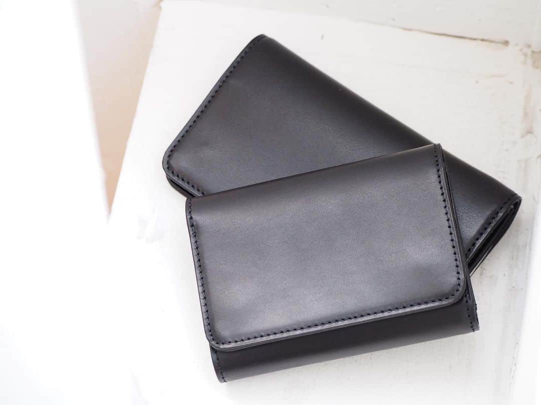 B JIRUSHI YOSHIDAのインスタグラム：「【REARRIVAL】 〈WACKO MARIA×PORTER〉 "LETHER WALLET TYPE-2,3" ・ WACKO MARIA×PORTERより、長年に渡り不動の人気を誇るレザーウォレットが再入荷しました。 ・ メイン素材には、使い込むほどに味が出る肉厚なブラックのオイルドステアレザーを使用。男心をくすぐる無骨な仕上がり。 ・ 一般的なロングウォレットよりもコンパクトなサイズ感のTYPE-2、パンツポケットにもすっぽりと収まる三つ折りウォレットのTYPE-3。 ギフトアイテムとしてもオススメです。 ・ COLOR:BLACK TYPE-2 ¥26,000+TAX TYPE-3 ¥28,000+TAX  #bjirushiyoshida #B印YOSHIDA #代官山 #daikanyama #TOKYO #BEAMS #ビームス #yoshidakaban #吉田カバン #ポーター  #porter #비지루시요시다 #도쿄 #다이칸야마 #빔스 #빔즈 #포터 #데일리룩 #백팩 #B印YOSHIDAlineup  #WACKOMARIA #ワコマリア #guiltyparties」