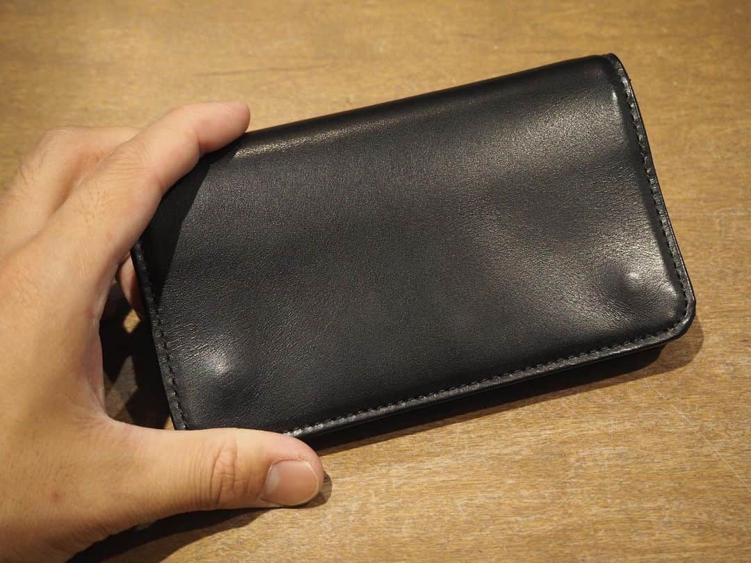 B JIRUSHI YOSHIDAのインスタグラム：「【REARRIVAL】 〈WACKO MARIA×PORTER〉 "LETHER WALLET TYPE-2,3" ・ WACKO MARIA×PORTERより、長年に渡り不動の人気を誇るレザーウォレットが再入荷しました。 ・ メイン素材には、使い込むほどに味が出る肉厚なブラックのオイルドステアレザーを使用。男心をくすぐる無骨な仕上がり。 ・ 一般的なロングウォレットよりもコンパクトなサイズ感のTYPE-2、パンツポケットにもすっぽりと収まる三つ折りウォレットのTYPE-3。 ギフトアイテムとしてもオススメです。 ・ COLOR:BLACK TYPE-2 ¥26,000+TAX TYPE-3 ¥28,000+TAX  #bjirushiyoshida #B印YOSHIDA #代官山 #daikanyama #TOKYO #BEAMS #ビームス #yoshidakaban #吉田カバン #ポーター  #porter #비지루시요시다 #도쿄 #다이칸야마 #빔스 #빔즈 #포터 #데일리룩 #백팩 #B印YOSHIDAlineup  #WACKOMARIA #ワコマリア #guiltyparties」