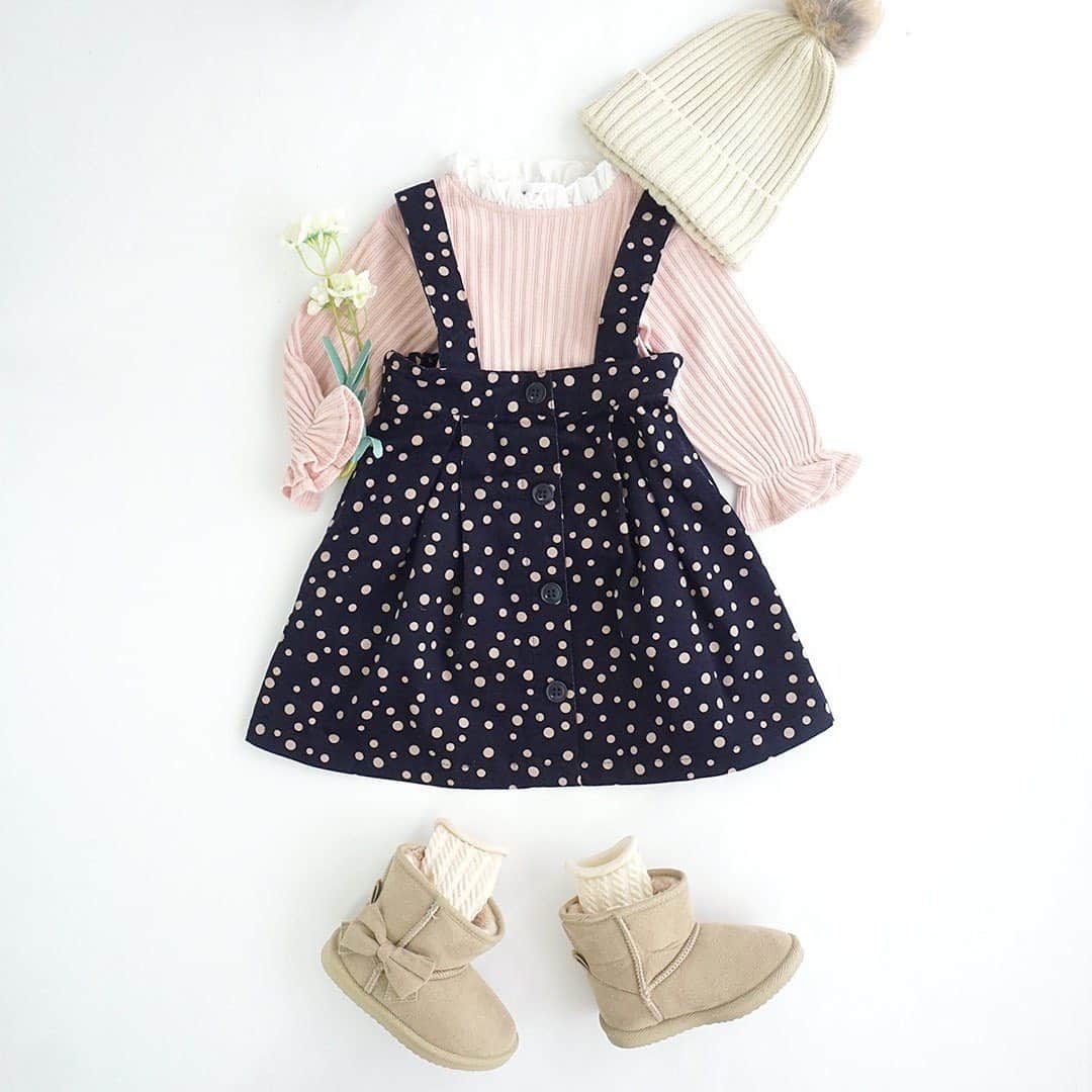 のインスタグラム：「【なんと２点で2,300円👛ビックリ特別価格で大好評❣️女の子コーデSET👧】 . べびちゅでしか買えない😉💕大人気「トップス＆ジャンスカ」の超おトクなSET🎀 . 🌈＜2点セット＞ジャンスカコーデセット カラー：コーデュロイネイビードット/レッドチェック/コーデュロイブラウンドット/グレンチェック プライス：2,300円+tax . カジュアルにも上品にもスタイリングできるタックジャンスカ🎀 キャンディースリーブがCUTEなトップスをSETに😽 . 届いた日からすぐにおめかしできますよ👧❤️ クリスマスコーデ、お正月コーデはコレに決まり🎄🎍💓 数量限定🙋‍♀️ 注文殺到につき、今すぐチェックを😘 . . さらに💡 ラッピングをプラスすれば、プチプラで豪華な贈り物に🎁 . ８０サイズなら、ヘッドアクセやレッグアイテムをプラスして出産祝いにもできちゃいます✌️ . . 🌟合わせてチェック👀 クリスマス直前セール開催中🎊 . 大ヒット👑サンタワンピ・サンタロンパースはまもなく完売🎅 お洋服＆ヘッドアクセ、セール初登場アイテム多数🎀 . 人気アイテム、争奪戦です😚👍 売りきれごめん！急いで～🥳 . ⏰12月20日（日）23:59まで！ . プロフィール欄のURLから、べびちゅＨＰへGO🧚‍♀️ 上部のバナーからSALEへいけるよ☝️ . . 🌟さらにおトク情報🎉 コレ買ったら送料無料📦🆓 「送料無料キャンペーン」のアイコンがついたアイテムなら、送料無料❣️ . クーポンの選択不要👍8,800円以上のご購入でなくても送料無料になっちゃいます😘 合わせてGETすれば、おトクだよ✌️ . . 紹介アイテム品番:bset-wl-201204-1 紹介アイテム品番:bset-wl-201204-2 紹介アイテム品番:bset-wl-201204-3 紹介アイテム品番:bset-wl-201204-4 . #newarrivals #新作 #冬の新作 #べびちゅ #babychu #ig_kidsphoto #ig_babyphoto #かわいい #子供服 #ベビー服 #親バカ部 #女の子 #娘 #赤ちゃん #ベビーコーデ #キッズコーデ #ベビーファッション #キッズファッション #出産祝い #baby #babychujp #stayhome #おうち時間」