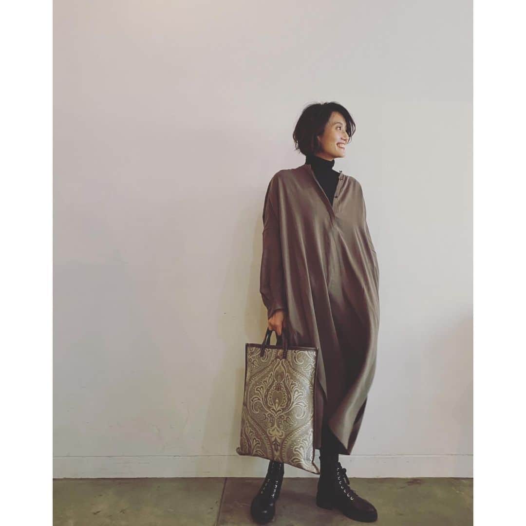 坪田あさみのインスタグラム：「. 今年はワンピースもレイヤード。 ゆるシルエットでバンドカラーならニットも重ねやすい👍✨ ついグレージュばかり買ってしまう😂 . #onepiece @chaos_tokyo.jp  #アラフォー#アラサー#アラフォーコーデ #アラサーコーデ #お仕事コーデ #アラフォーol #アラサーol #あらふぃふ #アラフィー　#アラフィーコーデ #アラフィフコーデ#40代ファッション #40代コーデ　#30代ファッション　#30代コーデ　#50代ファッション#50代コーデ #大人コーデ #大人カジュアル」