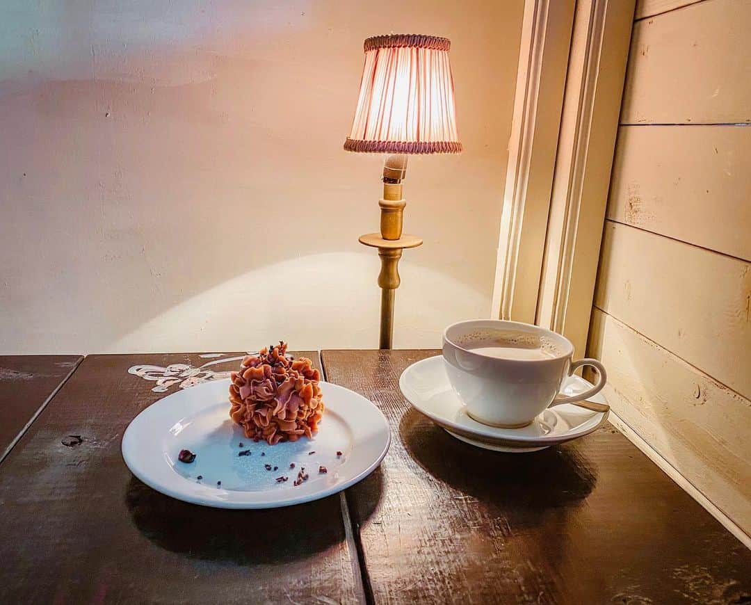 ドーキンズ英里奈のインスタグラム：「よるカフェ☕️ ⠀ 夕方からしかOPENしないカフェ ちょっと大人なモンブランと ミルクが濃厚なカフェラテで 充電できましたーーー◎ ⠀ ⠀ タルトが美味しいお店だそうで 今度はタルトを食べようかなーー。 ⠀ ⠀ ⠀ ⠀ #夜カフェ東京 #cafemiru_東京 #cafestagram  #三軒茶屋 #ニコラ #三軒茶屋ニコラ #モンブラン」