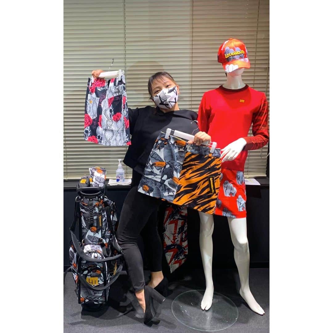幡野夏生さんのインスタグラム写真 - (幡野夏生Instagram)「先日、 @loudmouth_japan_official  #ラウドマウス　さんの展示会におじゃましました🥰❤️ * 来年のウェアも可愛すぎてきゅん🥺❤️ 大注目なのが「クレイジー柄」で、 なんと左右で違うデザイン！！！❤️ ワンポイントで入れたら、絶対かわいい！みんな振り向く！ 個人のパリコレ誕生です🙏 * こんなにかわいいウェアを、着ることができて幸せ😘❤️ #ラウドマウス　は着るとハッピーになっちゃうし、ゴルフ場で地味なんて勿体ない！って思っちゃう！ 是非、幡野夏生とおそろコーデをして、golf course で let's fly away❤️ * #最近よくYouTubeのままなんですねって言われる #普段がどう思われてるかきになる #まんまれーどです #好きなジャムはいちごジャム #夜中にジャム食いする癖はなくなりました #ハタコです * #ジーオーピー #Nexsol #PGM #環境ステーション #Loudmouth #ミズノ #アイインテグレーション * #ゴルフ #ゴルフ女子 #ゴルフスイング #プロゴルファー #YouTuber #プロゴルTuber #MITSUHASHITV #幡野夏生の目指せ賞金女王 #golf #golfswing #jlpga #lpga」12月18日 18時14分 - hatanonnon54