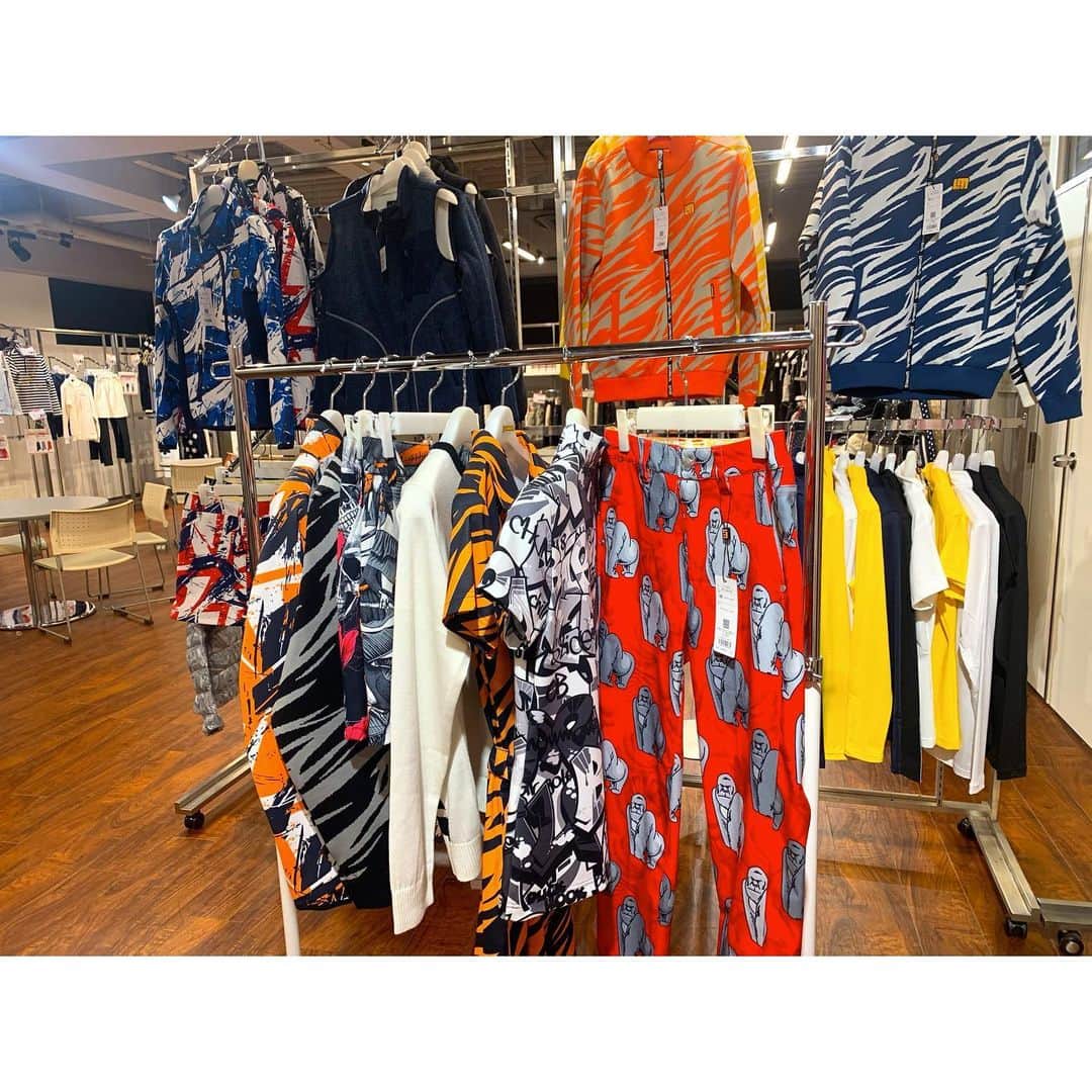 幡野夏生さんのインスタグラム写真 - (幡野夏生Instagram)「先日、 @loudmouth_japan_official  #ラウドマウス　さんの展示会におじゃましました🥰❤️ * 来年のウェアも可愛すぎてきゅん🥺❤️ 大注目なのが「クレイジー柄」で、 なんと左右で違うデザイン！！！❤️ ワンポイントで入れたら、絶対かわいい！みんな振り向く！ 個人のパリコレ誕生です🙏 * こんなにかわいいウェアを、着ることができて幸せ😘❤️ #ラウドマウス　は着るとハッピーになっちゃうし、ゴルフ場で地味なんて勿体ない！って思っちゃう！ 是非、幡野夏生とおそろコーデをして、golf course で let's fly away❤️ * #最近よくYouTubeのままなんですねって言われる #普段がどう思われてるかきになる #まんまれーどです #好きなジャムはいちごジャム #夜中にジャム食いする癖はなくなりました #ハタコです * #ジーオーピー #Nexsol #PGM #環境ステーション #Loudmouth #ミズノ #アイインテグレーション * #ゴルフ #ゴルフ女子 #ゴルフスイング #プロゴルファー #YouTuber #プロゴルTuber #MITSUHASHITV #幡野夏生の目指せ賞金女王 #golf #golfswing #jlpga #lpga」12月18日 18時14分 - hatanonnon54