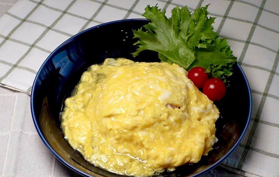 馬場裕之のインスタグラム：「オムライス😍 ふわとろと王道どちらも美味しいですよね〜☺️  YouTube「馬場ごはん」 にてご視聴くださいー😸 . ▷ @hiro88 ◁ ⇧⇧⇧⇧⇧⇧⇧ こちらをクリック😻  #新しい日常  #一緒にやってみよう #おうちごはん  #吉本自宅劇場  #馬場ごはん #簡単」