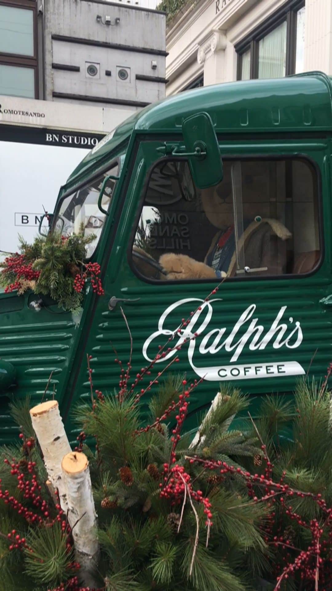 増山敬子のインスタグラム：「大好きなラルフローレンから 可愛いcafeが🤎  @ralphscoffee  店内も可愛くて、まったりゆっくり お話を楽しみました☕️ #poloralphlauren #ralphscoffee #coffee #テラス席 #明治神宮前カフェ #カフェ巡り#カフェスタグラム #カフェ部 #ラルフローレン#おちびの輪 #くまさん#くま#カフェラテ#ケーキ」