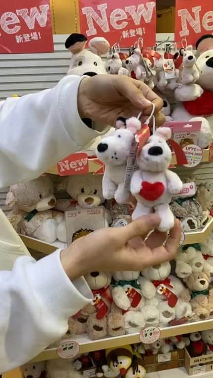 のインスタグラム：「ご視聴いただきありがとうございました😊  今回NICIの新商品を紹介致しました！！ ・LOVE20 ドッグ ・2021年干支のウシ ・ワイヤレスチャージャー ・ラバーリング です❗️❗️  LOVE20 ドッグでは他にも ・ハートクッション 25×22cm ¥1320(税込) ・カードスタンド ¥1100(税込) もございます❗️  詳しくはオンラインストアの @entresquare をご覧下さい❗️❗️ ↑からもご購入いただけます👍  欠品中のワイヤレスチャージャー ラブベアですが、 入荷後、各店舗がアップしてくれるかも知らないのでお見逃しなく❗️ @nici_japan  @echika_rainbow_nici  要チェック❗️❗️  またお近くの店舗へお問い合わせ下さいます様お願い致します❗️  #RainbowSPECTRUM #rainbowspectrum #レインボースペクトラム #NICI #ニキ #LOVE20 #LOVE20ドッグ #ドッグ #DOG #2021年 #干支 #ウシ #うし #牛 #ワイヤレスチャージャー #ラバーリング #バンカーリング 海外輸入雑貨 #海外雑貨 #輸入雑貨 #クリスマスプレゼント #かわいい #ぬいぐるみ」