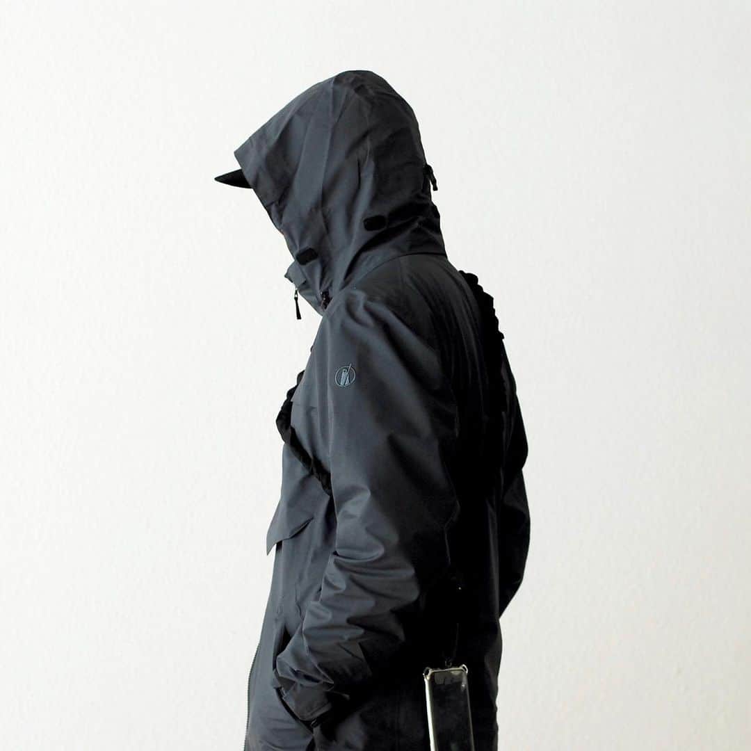 のインスタグラム：「［#10倍ポイント開催中！］ Poutnik by Tilak / ポートニック バイ ティラック "Caw Jacket GTX" ¥71,500- _ 〈online store / @digital_mountain〉 https://www.digital-mountain.net/shopdetail/000000012407/ _ 【オンラインストア#DigitalMountain へのご注文】 *24時間受付 *15時までのご注文で即日発送 *1万円以上ご購入で送料無料 tel：084-973-8204 _ We can send your order overseas. Accepted payment method is by PayPal or credit card only. (AMEX is not accepted)  Ordering procedure details can be found here. >>http://www.digital-mountain.net/html/page56.html _ #Tilak #ACRONYM #ティラック #アクロニウム _ 本店：#WonderMountain  blog>> http://wm.digital-mountain.info/blog/20200720-1/ _ 〒720-0044  広島県福山市笠岡町4-18  JR 「#福山駅」より徒歩10分 #ワンダーマウンテン #japan #hiroshima #福山 #福山市 #尾道 #倉敷 #鞆の浦 近く _ 系列店：@hacbywondermountain _」