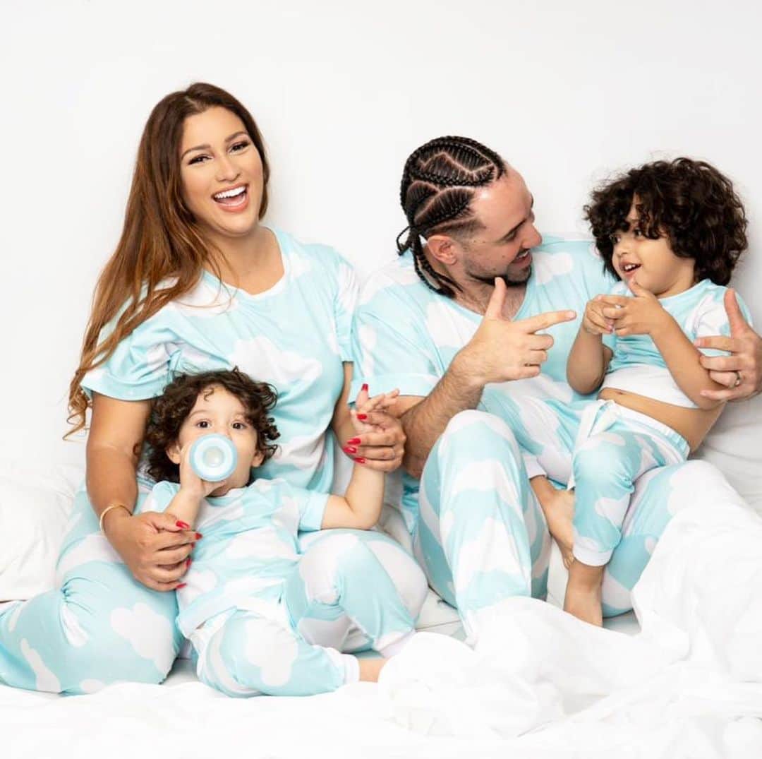 ショーン・ガルニエさんのインスタグラム写真 - (ショーン・ガルニエInstagram)「🔥 @toixmoi 🔥 FÉLICITATION a ❤️ @souhila.garnier pour son nouveau projet ! Le même pyjama pour toute la famille  FOLLOW ➡️➡️ @toixmoi   #garnierfamily」12月18日 18時20分 - seanfreestyle