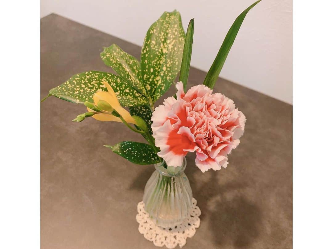 大知めぐみさんのインスタグラム写真 - (大知めぐみInstagram)「ポストに届くお花の定期便🌷✨ #bloomeelife さんからお花届きました💗 . Xmasの特別パッケージかわいい🎄💗 郵便配達員の方へのメッセージも🎅🏻✨💓 . #お花で作る自分だけのくつろぎ空間 ⸜🌷︎⸝‍ . 今回のお花は… 🌼カーネーション 🌼フリージア 🌼ドラセナ . フリージアは、これからお花が開くみたいで、お家の中でも自然を感じられて嬉しい🌷.* . 娘もお花が届く度に嬉しそうで、かわいい♥かわいい♥と喜んでくれて嬉しい☺️💓 . 毎回お手入れの仕方も教えてくれたり、栄養剤もついてるので、本当にお花が長持ちして、届く度に違うお花で楽しませてくれます💗 . 週末に届く小さなトキメキが本当に癒し☺️💕 . ご紹介のクーポンコードを使って始めると初回のお花お届けが無料になります♡\(*ˊᗜˋ*)/♡ . 毎日にちょっとした贅沢を☺️💗 500円～始められるので、お花のある生活を体験してみて下さい🌼💕 . 🌼クーポンコード：megmy 🌼有効期限：2020年12月31日 . 皆さんも素敵なクリスマスを🎅🏼🎄 . . . . . . #お花のある暮らし #お花#花#サブスクリプション #サブスク #pr#花瓶#華#花のある暮らし #flowers #お花好きな人と繋がりたい #followｍe #癒し#癒しの時間 #女の子ママ #子供のいる暮らし #赤ちゃんのいる生活 #赤ちゃんのいる暮らし #ニューボーンフォト #newbornphotography #主婦#主婦の楽しみ #自分へのご褒美 #花サブスク #ブルーミーライフ」12月18日 18時20分 - megmeg0715