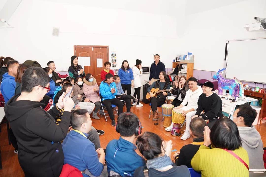 サム・リーさんのインスタグラム写真 - (サム・リーInstagram)「昨天探訪了上海愛好兒童康復培訓中心和他們一起畫畫小龍馬唱唱歌渡過了一個愉快和很有意思的下午希望可以把這份愛帶到更多不同的地方 #心中有愛所以會好@simonma_official」12月18日 18時22分 - becarefullee
