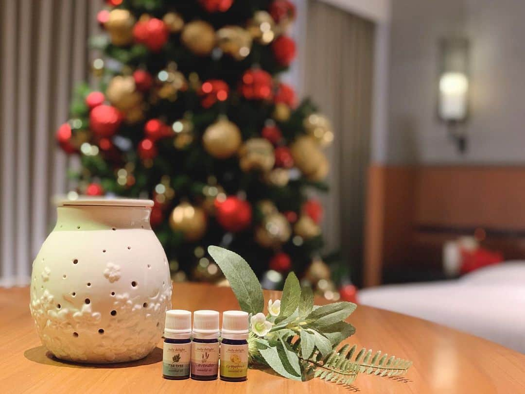 Courtyard Shin-Osaka St Courtyard by Marriott Shin-Osaka Stationのインスタグラム：「\🎄ツリーのあるお部屋でおこもりクリスマスステイ🛏🤶/  特別な夜を演出するお部屋には、クリスマスツリーを🌲 ディナーはクリスマス限定メニューをルームサービスでお愉しみください🌟 アロマの香りで癒されるプライベート空間でカップルはもちろん、ちょっぴり贅沢な女子会など、ワンランク上の上質なクリスマスをお過ごしください💁‍♀️  詳細はプロフィールURLよりご確認ください🔝  ————————————————————— #cyosaka  #コートヤードバイマリオット新大阪ステーション #新大阪 #大阪 #marriott #osaka #アロマオイル  #クリスマス #クリスマスツリー #ホテル女子会  —————————————————————」