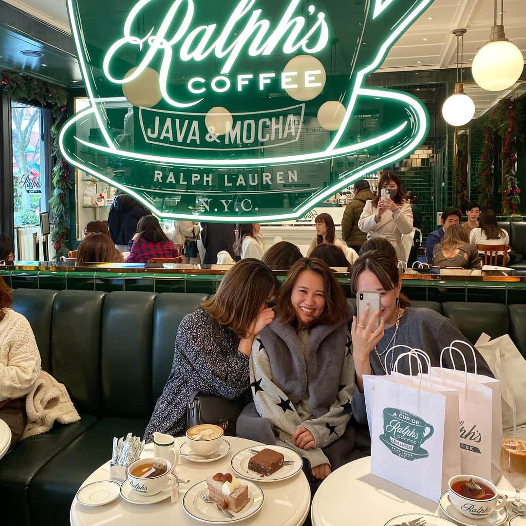 増山敬子のインスタグラム：「ここちゃんとランチがお腹いっぱいにならなかったねって。#よく食べる 😂 移動して 大好きなラルフローレンから 可愛いcafeが🤎  @ralphscoffee  店内も可愛いしら 暖かくなったらお外のカフェタイムも よさそう！かおるこちゃんも合流して  まったりゆっくり お話を楽しみました☕️  #poloralphlauren #ralphscoffee #coffee #テラス席 #明治神宮前カフェ #カフェ巡り#カフェスタグラム #カフェ部 #ラルフローレン#おちびの輪 #くまさん#くま#カフェラテ#ケーキ#ママ友#女子会ランチ#mamacoordinate#155cmコーデ」