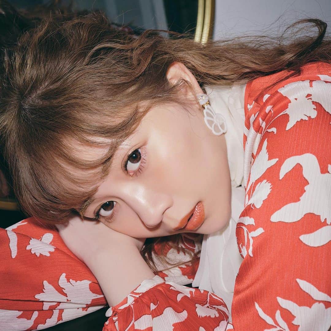 PIA official Instagramのインスタグラム：「PIA公式通販サイトのLILY ANNAにて、 MACO×LILY ANNAコラボコンテンツ I AM CUSTOMIZABLE Vol.6(11月号)が公開中🆕💛  テーマは「For the end of year」。 今回は年末に向けての “MACOのビューティー事情”をカラコンと共にご紹介💄 是非、TOPのリンクからご覧ください😊  ------------------------- BRAND： feliamo COLOR：Tulle Brown SIZE：14.2mm -------------------------  #MACO #リリーアンナ #カラコン #TOPARDS #lilmoon #IAMCUSTOMIZABLE」