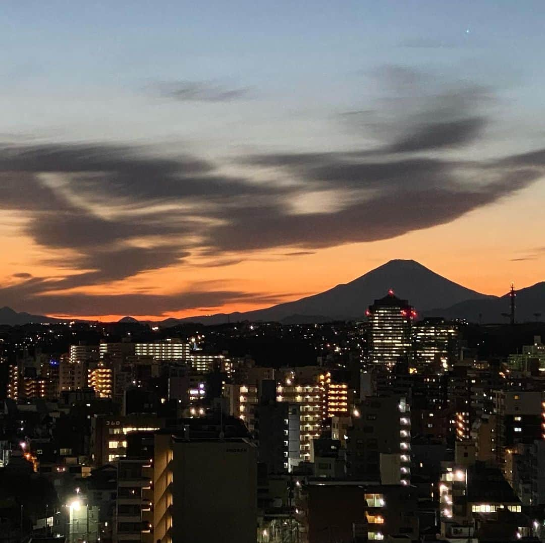 鶴見辰吾のインスタグラム：「今日も一日お疲れ様でした」