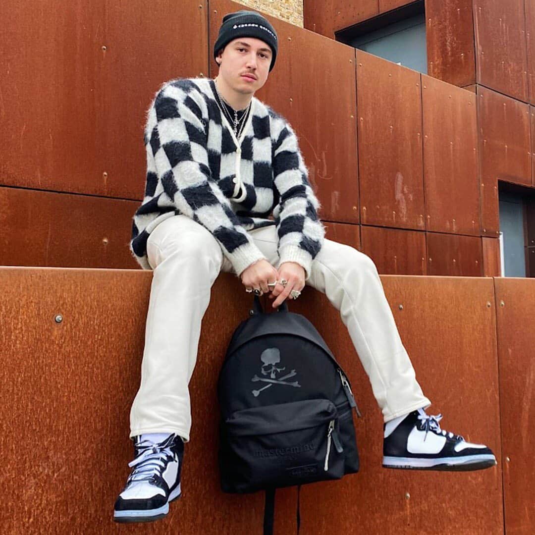イーストパックのインスタグラム：「Our collaboration with the Japanese brand @mastermindjapan_official is available online now. @tteriyaki styles the Padded Pak’r in Mind Black. Tap the link in our bio to shop the collection #builttoresist #eastpak #eastpakxmastermind #mastermind #streetwear」