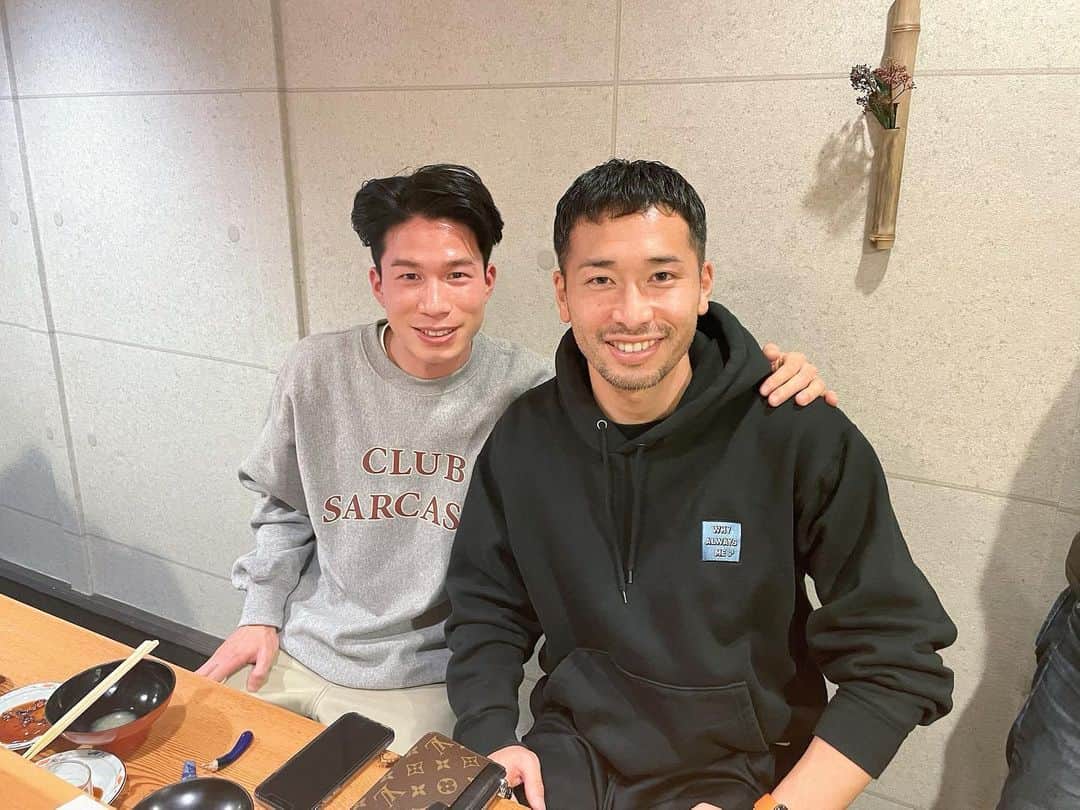 幸野志有人のインスタグラム：「悠平くんと出会ってから約11年。 寡黙な印象で最初は怖かったけど、実はおしゃべりで、面白くて、優しくて、責任感があって、不満な時にいつも口が尖ってて、みんなから愛される悠平くんが大好きです。 いつも悠平くんをストーリーに載せると離れた仲間たちから喜ばれました。 森重選手に至っては犬の写真はいいから徳永を載せろといつもクレームがきてました。 怪我もほとんどせず、試合に出続ける姿はかっこよかったです。 もっと同じピッチに立ちたかったな。 本当にお疲れ様でした！ 褒めてもらえるように頑張ります！ #徳永悠平 #鉄人 #109 #とぅく #引退」