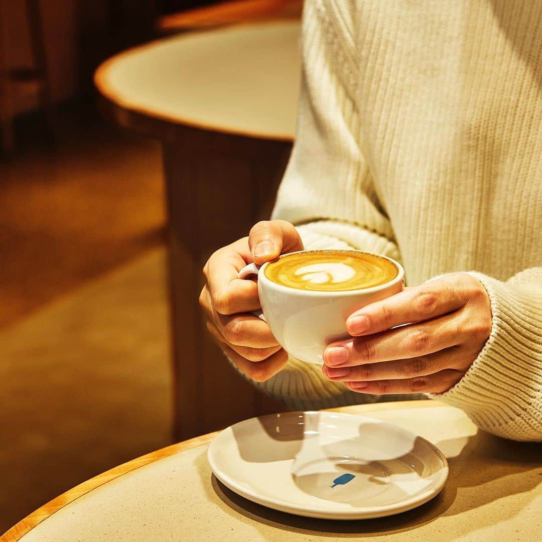 のインスタグラム：「⁠⠀ 広尾カフェでは、2種類の "ホットコーヒーカクテル" をご用意しています。⁠⠀⁠⠀ ⁠⠀ 昼間に飲んでも罪悪感を感じない、見た目はカプチーノな #ジンジャーシトラスカプチーノ 。⁠⠀ ブルーボトルコーヒーで人気のブレンドコーヒー ヘイズ・バレー・エスプレッソに、シトラス、ジンジャー、ラムにオーツミルクを合わせたコーヒーカクテルです。 またデイリーフリー(乳製品を使ってない) のカクテルなので、牛乳を飲めない方でもミルキーな温かいカクテルをお楽しみいただけます。⁠⠀ ⁠⠀ 季節のフルーツの林檎と、ヘイズ・バレー・エスプレッソを使用した #ホットアップルウィスキー 。⁠⠀ ウイスキーの香りと林檎の甘みや酸味が、コーヒーの個性や風味を引き立てています。 本を片手にスローな音楽を聴きながら、心と身体も温まるコーヒーカクテルをお楽しみください。⁠⠀ ⁠⠀ ⁠⠀ 【 広尾カフェ 】⠀⁠⠀⁠⠀ 住所：東京都渋谷区広尾 5−4−16 THE RESTAURANT 1F⁠⠀⁠⠀⁠⠀ アクセス：広尾駅 2番出口より徒歩 1 分 (広尾散歩通り内)⁠⠀⁠⠀⁠⠀ 営業時間：8:00−22:00⁠⠀⁠⠀ ⁠⠀⁠⠀ ⁠⠀ #ブルーボトルコーヒー⁠⠀⁠⠀⁠⠀ #ブルーボトルコーヒー広尾⁠⠀⁠⠀ #ブルーボトルコーヒーカクテル⠀⁠⠀⁠⠀ #BlueBottleCoffee⁠⠀⁠⠀⁠⠀ #BlueBottleCoffeeHiroo⁠⠀⁠⠀ #BlueBottleCoffeeCocktail」