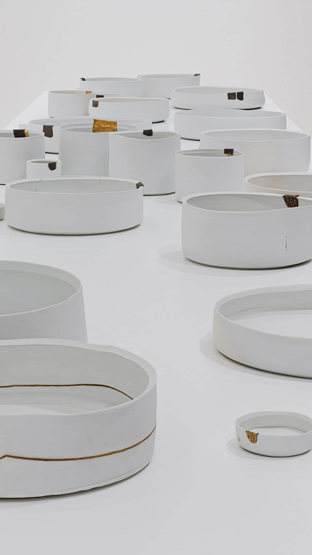 のインスタグラム：「Join Edmund de Waal in his ceramics studio as he describes the impetus behind his exhibition in London and the importance of touch in the creation of these new works. "some winter pots" is currently on view at Gagosian, Davies Street, London. Visit gagosian.com to read more about the show, or schedule an appointment. _________ #Gagosian @edmunddewaal Video: Pushpin Films (@pushpinfilms); footage: Emile Kelly」