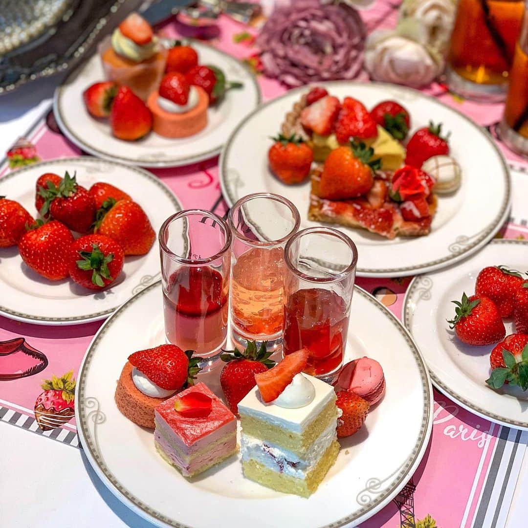 のインスタグラム：「﻿ ﻿ ◆ストロベリーホリック ～Barbie in Paris～﻿ 平日　大人 ¥4,800／こども ¥3,200﻿ 土日祝　大人 ¥5,500／こども ¥3,200(税サ込)﻿ ﻿ ﻿ ザ ストリングス 表参道で今年3年目となる、バービーとのコラボビュッフェ『ストロベリーホリック ～Barbie in Paris～』がスタート♡﻿ ﻿ 今回のテーマは花の都・パリ🇫🇷﻿ マカロン、タルト、ブランマンジェなどのフランス発祥のスイーツに、旬のいちごをたっぷりとトッピングしたアイテムがずらりと並び、バービーと一緒にパリを旅しているかのような気分でビュッフェが楽しめるスペシャルなビュッフェ。﻿ ﻿ ビュッフェの詳しいレポートは﻿ デザニュー @dessanew のサイトにて公開中です。﻿ こちらもぜひチェックしてみてください☺️﻿ ﻿ ﻿ 開催場所：ザ ストリングス 表参道 2階「グラマシーハウス」﻿ 開催期間：2021年1月1日（金祝）～2月28日（日）﻿ 不開催日：2021年1月4日(月)、16(土)、17(日)、30(土)、2月6(土)、14(日)、17(水)、19(金)﻿ ﻿ ﻿ ‎⋆ ･‎⋆ ･‎⋆ ･‎⋆」