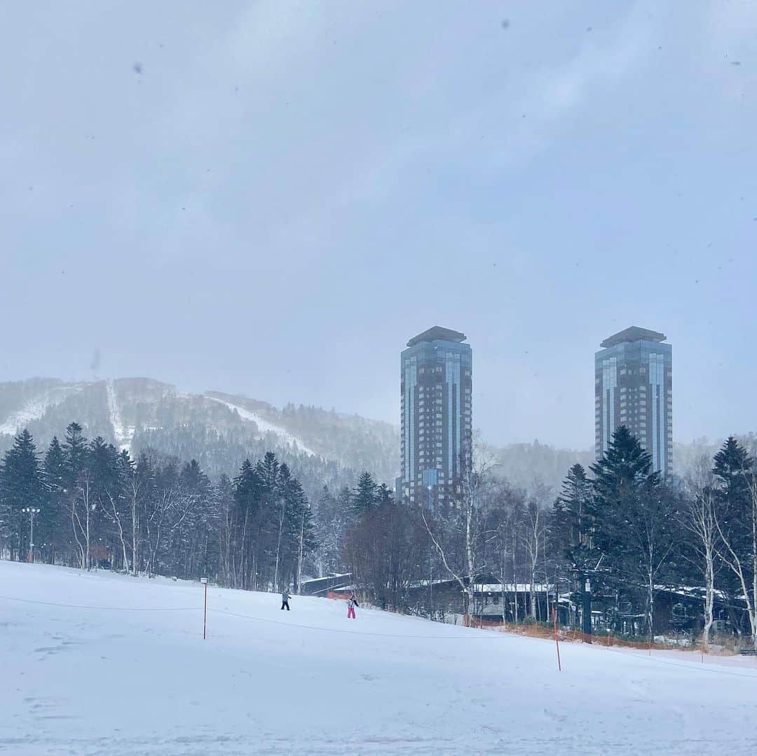 星野リゾート　トマムのインスタグラム：「Today’s Hoshino Resorts TOMAMU   星野リゾート　トマムでは、8日間連続で降雪が続いています。 明日19日よりロマンスチェアとタワーエキスプレスのリフトがオープンし、サンシャイン、ロードトゥゴンドラが滑走可能となります🏂⛷✨  #HoshinoResorts #星野リゾート #tomamu #hoshinoresortstomamu #星野リゾートトマム #トマム #risonaretomamu #リゾナーレトマム #risonare #リゾナーレ #北海道旅行 #星野集團 #Hokkaidotrip #霧氷テラス　#terraceoffrosttree」