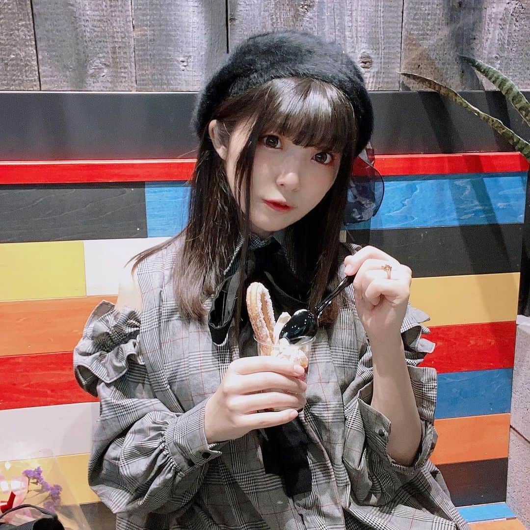 東雲れいかのインスタグラム：「. はむはむちののめさん . . . . 久しぶりに外でアイスたべて嬉しかった🍨 . . . お気に入りコンビニアイスはセブンイレブンの金のソフトとパピコです🐶 君はなんなの？ 今からひとつ前こめへんするね、インスタやらなきゃわちわち . . . . . . #ソフトクリーム　#swankiss #cliomakeup #onespo #ラフォーレ原宿 #ベレー帽 #アイス部 #肩出しワンピース　#原宿グルメ #ワンピースコーデ」