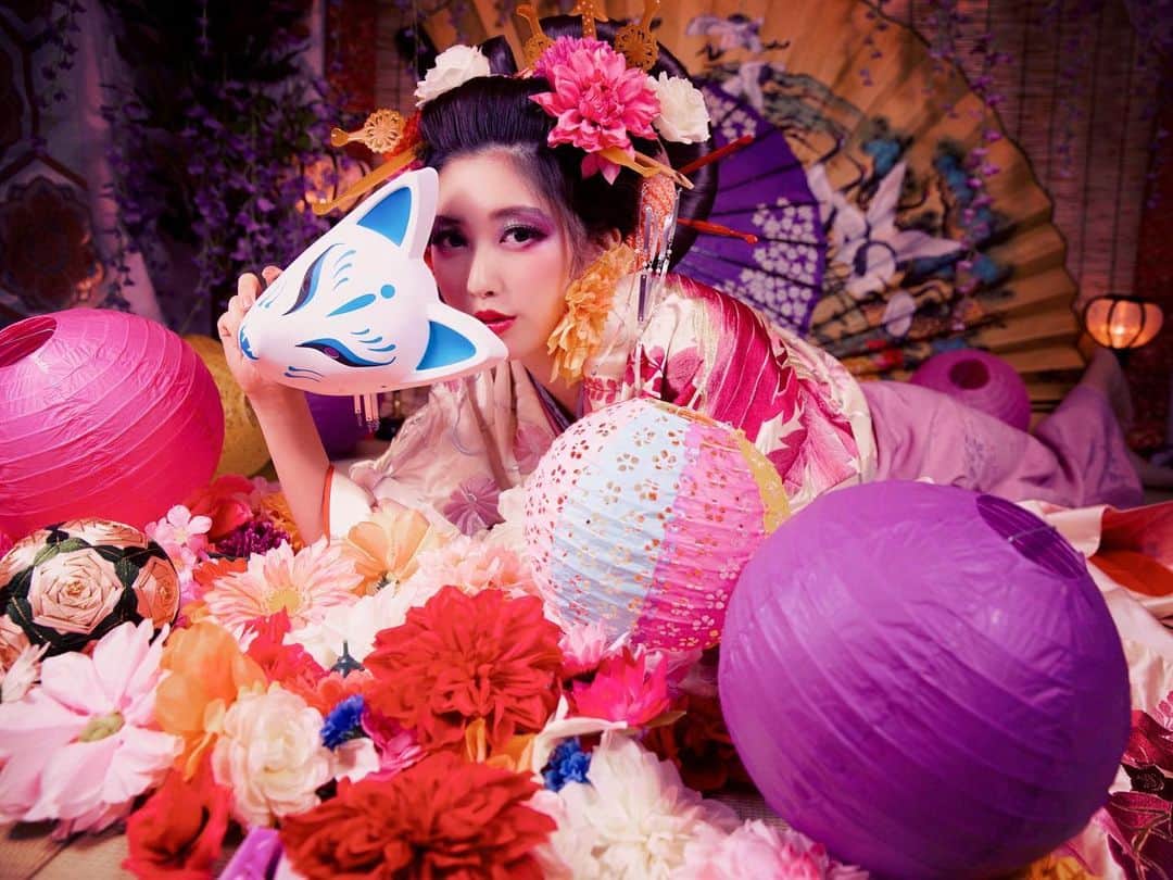 橘ゆりかのインスタグラム：「🌸👘🏮﻿ ﻿ 初めての花魁体験でした🤗﻿ ﻿ 全部メイクさんにお任せして目を閉じて…﻿ 次に鏡を見たときにはびっくり笑！！！！﻿ ﻿ 撮影セットも世界観がかわいくて﻿ こんな風に変身できて楽しかったなぁ👘💕﻿ ﻿ ﻿ ﻿ #いい福みつけ旅 放送は、、、﻿ #奈良テレビ 毎週水曜日 23時58分〜﻿ #びわ湖放送 毎週土曜日 0時30分〜 ﻿ #YouTube からもご覧いただけます❣️﻿ ﻿ ﻿ #変身写真館彩華  #橘ゆりか #花魁 #花魁体験 #着物 #きつね面 #かんざし #oiran #kimonofashion #ig_japan」