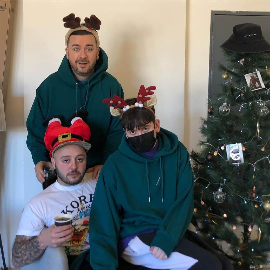 サム・ハミントンのインスタグラム：「Merry Xmas from the crew! 메리 크리스마스!」