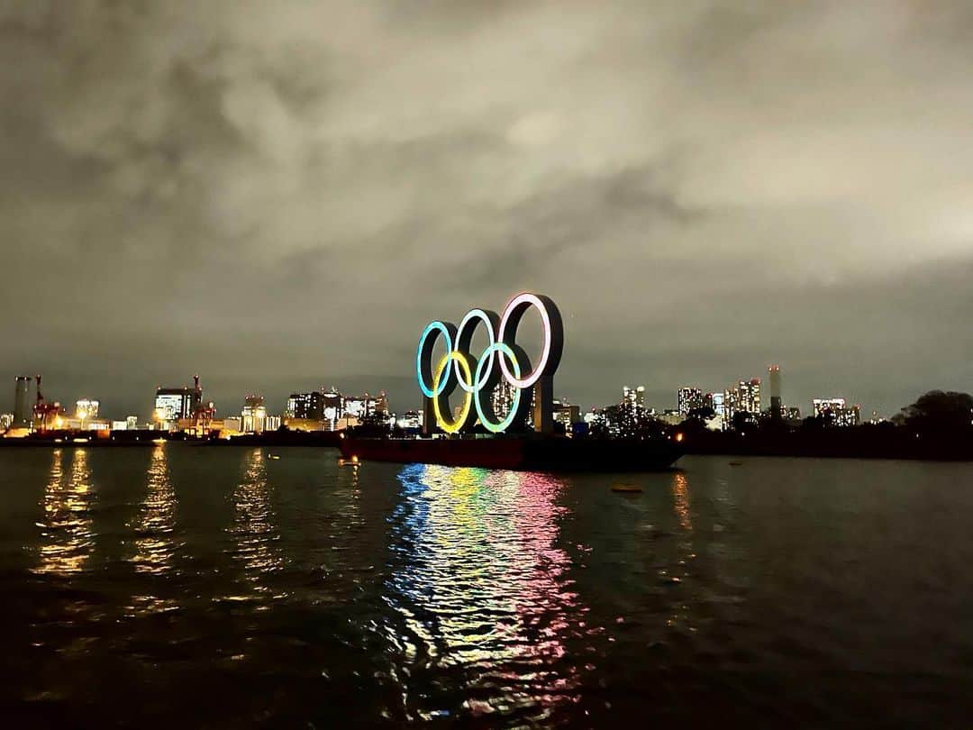 吉井絵梨子さんのインスタグラム写真 - (吉井絵梨子Instagram)「【クルザー乗船撮影会】⛴✨ アニバーサリークルーズ  　　　　　× ミス・グランド・ジャパン  東京ゲートブリッジ、東京国際クルーズターミナル、お台場の東京オリンピックシンボルマーク、レインボーブリッジなどなどいつもと違う角度から、東京の夜景を味わいました。 水面に映る夜景がまた幻想的✨✨  操舵室を見ていたら、久しぶりに船を運転したくなりました⛴  @anniversary_cruise @missgrandjapan  #アニバーサリークルーズ #貸切クルージング #女子会クルーズ　#ミスグランドジャパン #ミスグランドジャパン2020 #イルミネーションライト  #クルーズ旅行 #夜景 #クリスマス #イルミネーション #iphone12promax #東京観光」12月18日 18時39分 - supermamaeriko