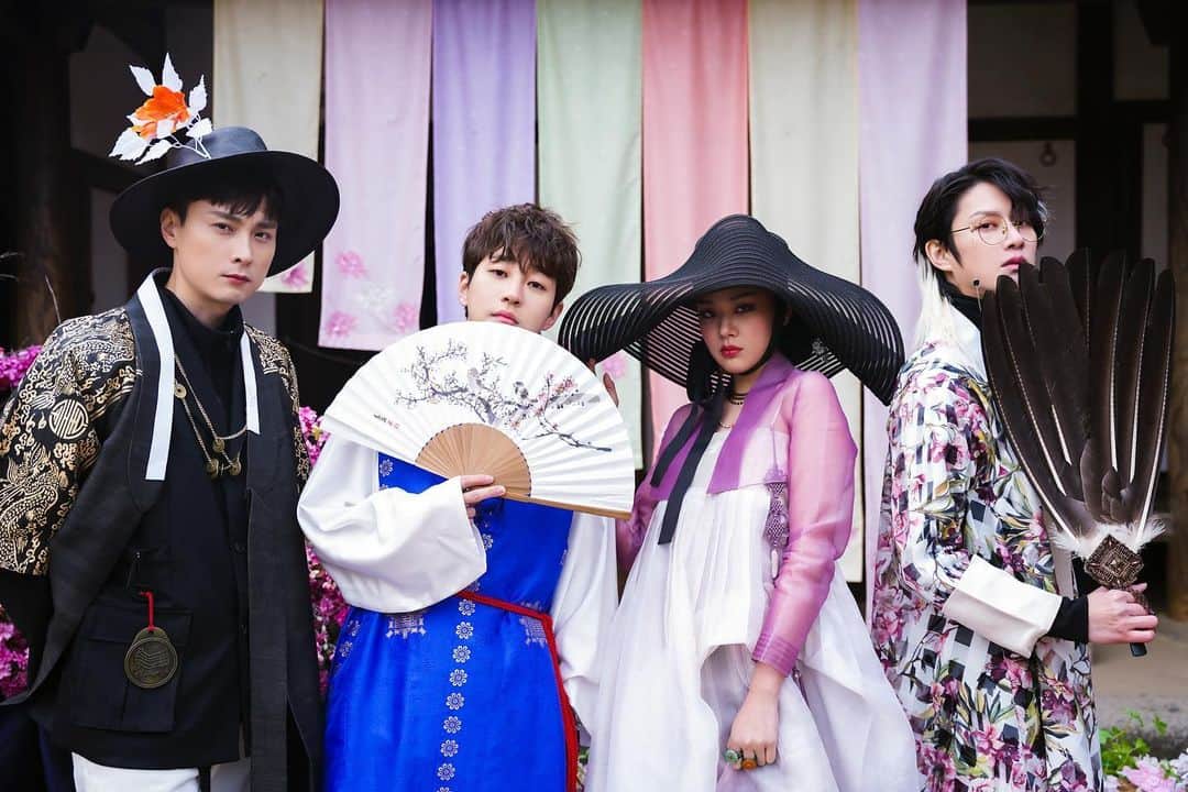 DINDINのインスタグラム：「한량 - 김희철 X 민경훈 (우주힙쟁이)  (Feat. 비비(BIBI)) (Prod. 딘딘)  2020.12.20 00:00 release 🔥  #한량 #김희철 #민경훈 #우주힙쟁이 #아는형님 #비비 #에이티즈 #딘딘 #MC희희 #MC두두 #MV #신동」