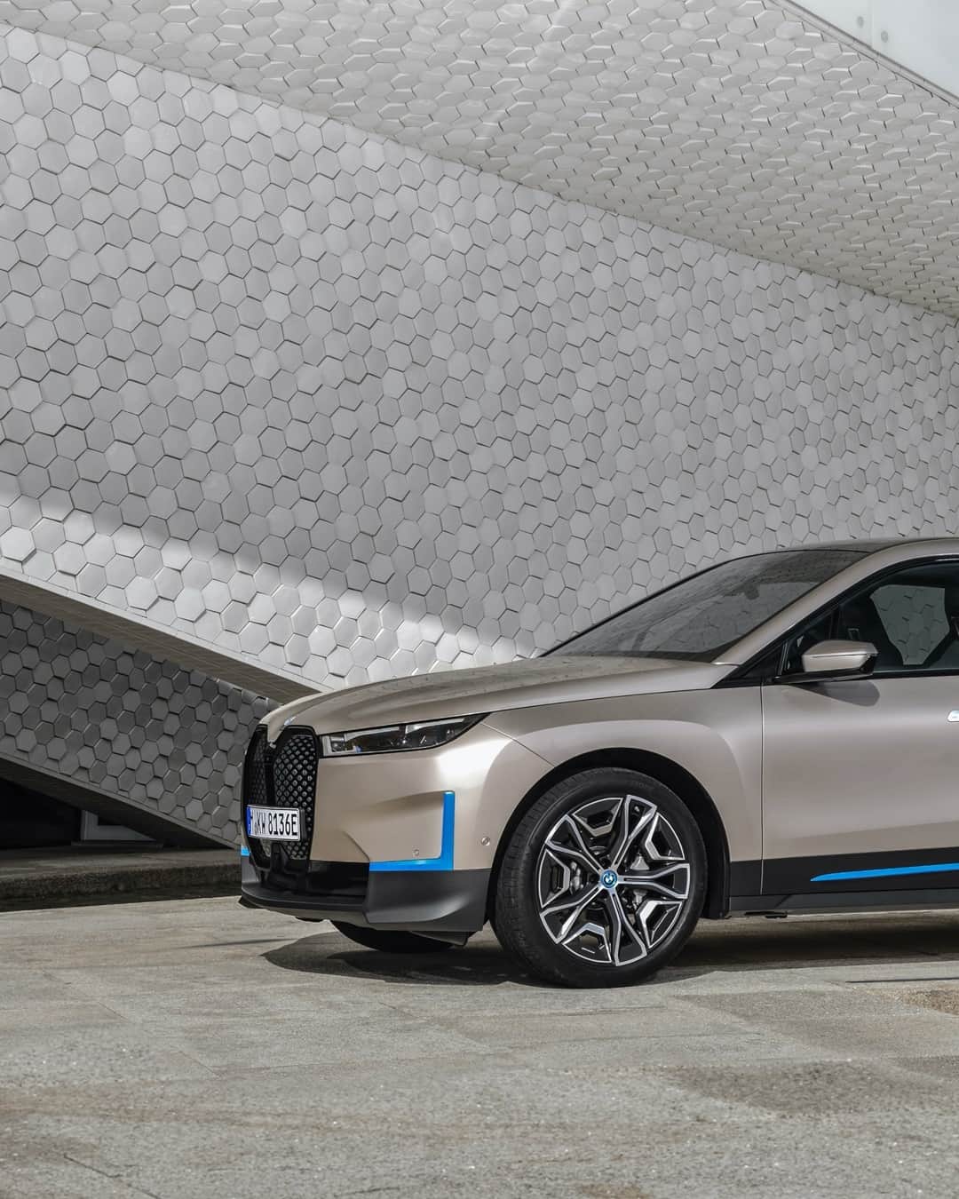 BMWのインスタグラム：「Charged from 10 to 80 per cent of its full capacity in under 40 minutes. The first-ever BMW iX. __ BMW iX: Energy consumption in kWh/100 km (combined): <21.0. CO2 emissions in g/km (combined): 0.* Further information: www.bmw.com/disclaimer.  	 * All performance, fuel consumption and emissions figures are provisional.」