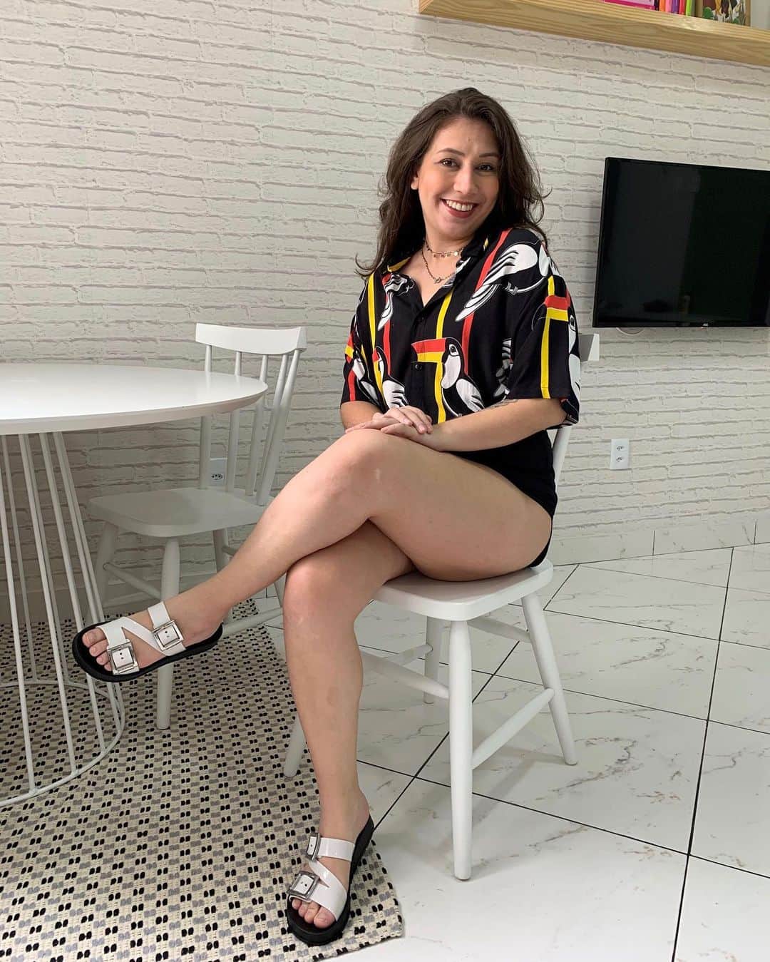 ザクシーのインスタグラム：「Inspirações de looks com a @blogueiradebaixarenda 💖 A gente não conseguiu escolher o nosso modelo favorito, mas a Nathaly tá apaixonada pela Zaxy Start! E vocês? Qual Zaxy você mais curtiu? #FimDeAnoZaxy  #ZaxyStart - R$54,99 #ZaxySunny - R$49,99 #ZaxyMood - R$79,99  A Zaxy Sunny e a Zaxy Mood, nas cores da foto, estão disponíveis apenas nas sapatarias espalhadas por todo o Brasil.  Compre agora mesmo pelas tags no post, pelo link na bio ou na nossa loja online www.zaxy.com.br  #pracegover #pratodosverem: Na foto 1, temos a Nathaly Dias usando uma camisa e um short preto e a Zaxy Start. Na foto 2, a Nathaly veste um macacão amarelo estampado com a Zaxy Sunny. Na foto 3, a Nathaly veste uma t-shirt, um shortinho e a Zaxy Mood.」