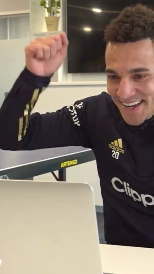 ロドリゴ・モレノ・マチャドのインスタグラム：「It was great to see the students from Lane End primary school talk Spanish so good! It’s always a pleasure to have a laugh with the kids.   MOT  🔵⚪️🟡」