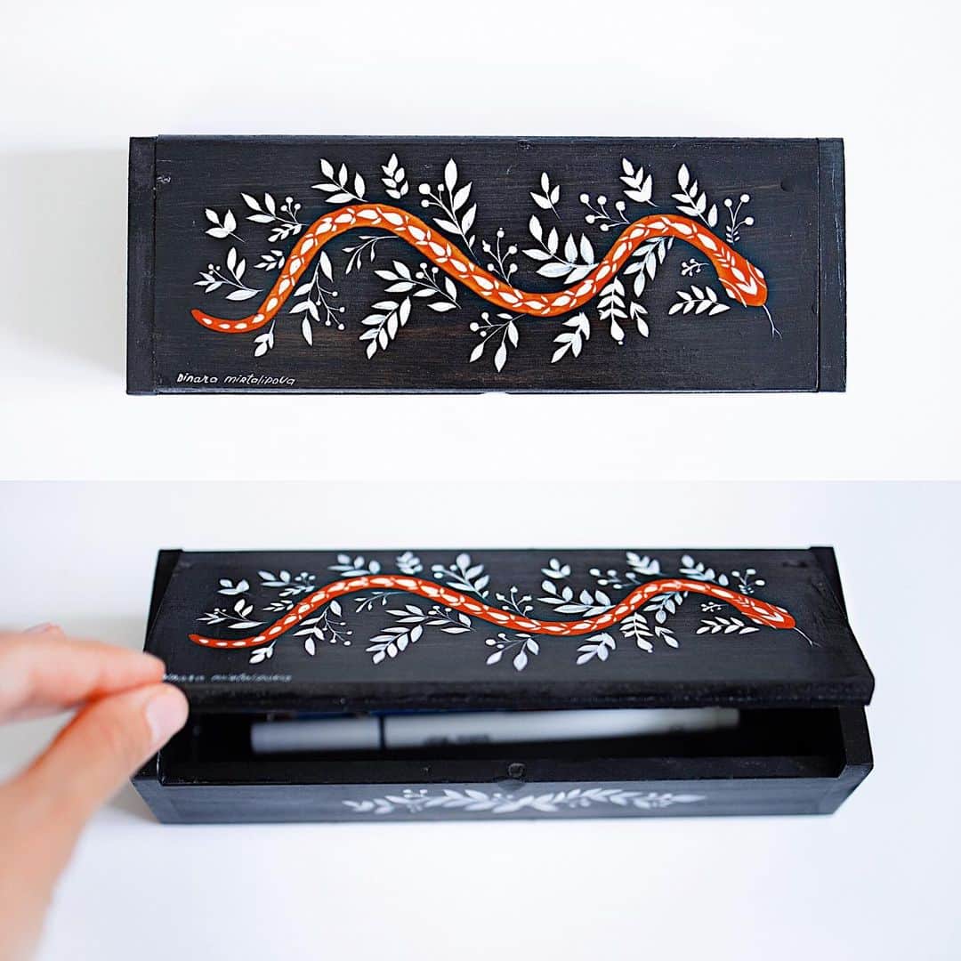 Dinara Mirtalipovaのインスタグラム：「December 18 / Door No 18 “Red Snake” Hand painted wooden pencil box  #mirdinara #mirdinaraadvent」