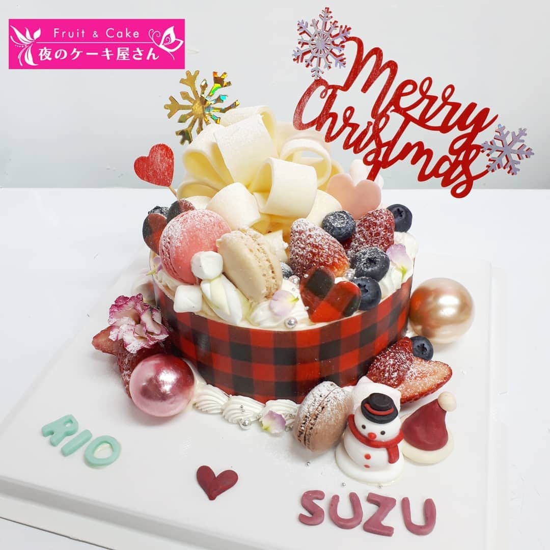 のインスタグラム：「真っ赤なクリスマスケーキ🎅🍓 : 水色な りおちゃんから 赤いクリスマスケーキのご注文いただきました❄💓 今回は水色ではなくっ、サンタさんみたいな赤い衣装やドレスをイメージして…🎅❄ りおちゃんとすずちゃんの、髪型も衣装もかわいいっ🎀✨ @rio_mizuiro @osuzudashi_  : いつもありがとうございます😍✨ ケーキと一緒に写ったかわいいお写真見れて、とっても嬉しいです🍓 : #夜のケーキ屋さん#オーダーケーキ」