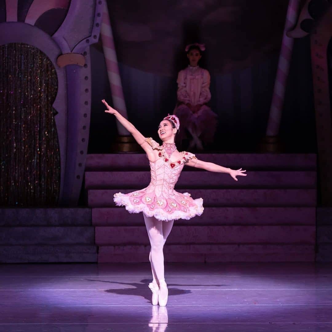 Lily Saito (齊藤莉理)のインスタグラム：「TONIGHT is the opening night of Nashville Ballet's Nutcracker! Tune into www.newschannel5.com/live (link in bio) at 7PM CST/(8PM EST/NY time) to get into the Christmas Spirit! You'll find me in the second act in the land of the sweets! 😉🍫🍭🍬🍰 (btw Former Titans player, Eddie George is narrating the show! So for you football fans, it's time you watch some ballet!) 🤣💕 • #NashvilleBallet #Nutcracker #newschannel5 #performance #christmas #performance #ballet」