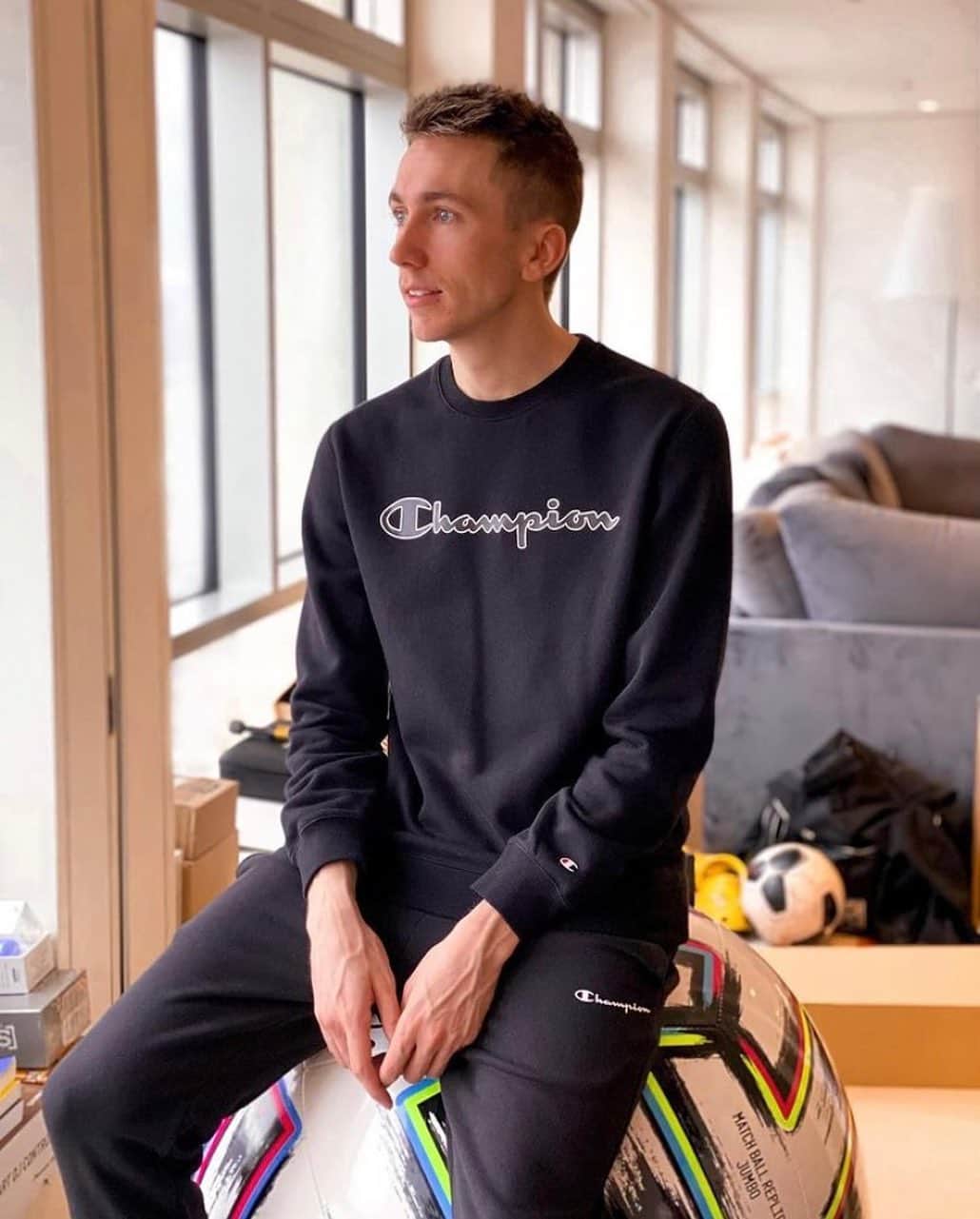 Champion EUさんのインスタグラム写真 - (Champion EUInstagram)「@miniminter Teamed up with @jdofficial & @championeurope recently. @chuckieonline and @miniminter had a laugh on In The Duffle Bag Podcast, check it out on @miniminter stories.  . . #championeurope」12月19日 4時29分 - championeurope