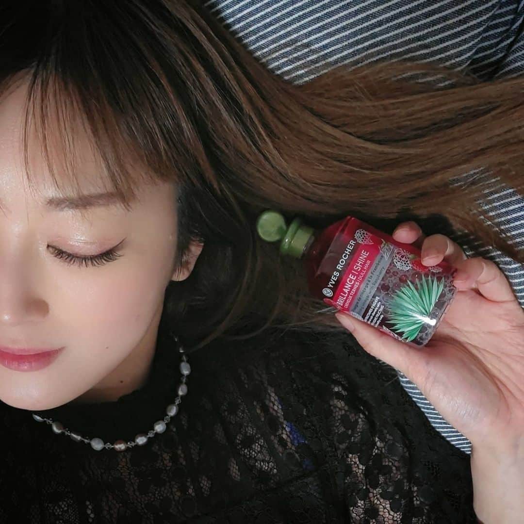 松浦麻里奈のインスタグラム：「保湿効果のある、キイチゴ果実エキス配合の ヘアトリートメント「YVES ROCHER(イヴ・ロシェ) リンシングビネガー さらキララズベリー』  テクスチャーは水っぽいけど ラズベリーの甘い良い匂い(◕દ◕)  プチプラなのに、天然由来成分99％配合でヘアケアに最適🙆🌸  女子力アップー😝🌷  サラサラした、ほんのり赤みのある液体で 髪に馴染ませて少し置くと、 ドライヤー後の髪の触り心地よし😤✨  朝は気にならない程度の香りなので使いやすい！  #YVESROCHER#イヴロシェ　#リンシングビネガー #さらキララズベリー#ヘアサロン#ヘアケア #HAIR#HAIRstyle #HAIRSALON #HAIRcare#コスメ #pr#cosme#コスメ好き#いい匂い#甘い香り#ラズベリー #cosmetics #ヘアスタイル#ヘアアレンジ#ヘアオイル #髪の毛#サラサラ#サラサラヘアー #ツヤ#face」