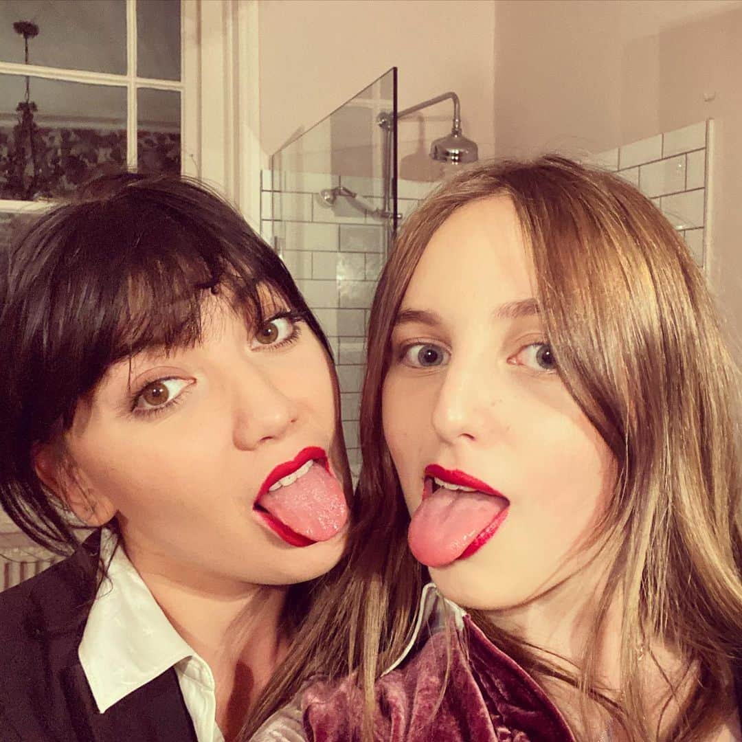 のインスタグラム：「This is what happens when @bettygoffey and I get to be together, get our hair did thanks to @vernondeysel @harishair & are generally so delighted that it is one week til Christmas & that we have each other ❤️🎅🏻❤️ #sisters #gratitude」