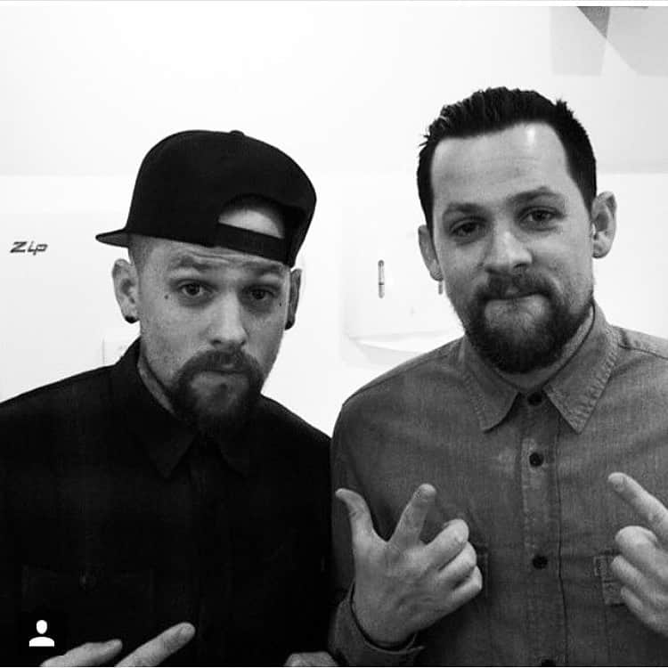 ジョエル・マッデンのインスタグラム：「Happy National Twin day @benjaminmadden the one day a year we can admit we are adult twins with zero embarrassment 🥺😅😎🤩」