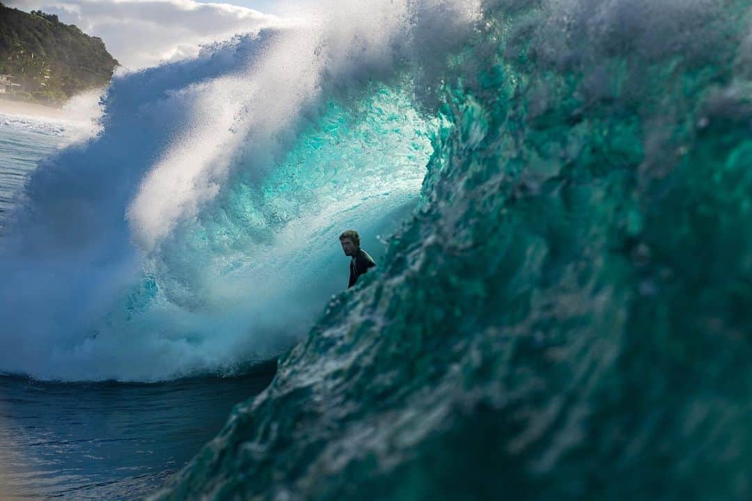 ジョン・ジョン・フローレンスのインスタグラム：「It’s felt pretty good surfing the first event right here at home. Excited for the last day at Pipe!」